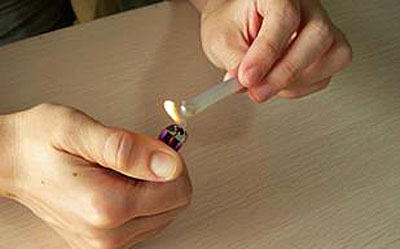 熱熔膠容易熔化,證明其分子結(jié)構(gòu)不穩(wěn)定