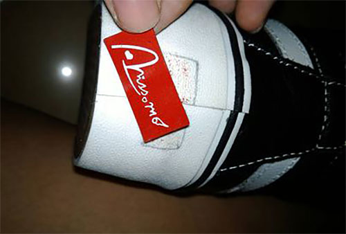 用透明的熱熔膠來粘鞋子